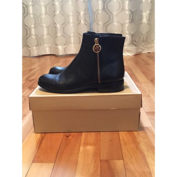 MICHAEL KORS WOMENS LAINEY LEATHER ANKLE BOOT - Picture 1 of 7